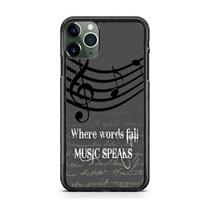 Peut inclure: Coque de téléphone noire avec un thème musical. Le design présente une clé de sol, des notes de musique et la citation "Where words fail, music speaks" en texte blanc sur fond sombre.