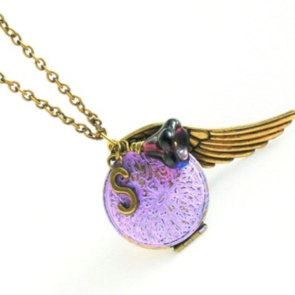 Collier de médaillon personnalisé, médaillon initial long pour femmes, son cadeau de Saint-Valentin, collier initial en patine violette, collier d’aile de grand ange