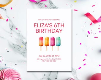 Puede incluir: Una tarjeta de invitación blanca con el texto "ELIZA'S 6TH BIRTHDAY" en rosa. La tarjeta presenta ilustraciones de cuatro helados de colores. La invitación incluye la fecha, la hora y la información RSVP.
