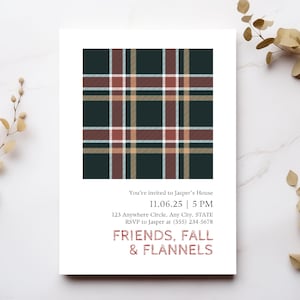 Puede incluir: Una tarjeta de invitación blanca con un diseño a cuadros en verde oscuro, rojo, beige y blanco. El texto "FRIENDS, FALL & FLANNELS" está en rojo, con una fuente manuscrita. También incluye detalles del evento.