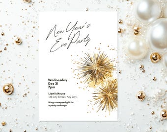 Könnte beinhalten: Weiße Neujahrsabend-Party-Einladung mit goldenen Akzenten. Die Einladung zeigt den Text "New Year's Eve Party" in eleganter Schrift, Veranstaltungsdetails und goldene Sternenmuster.