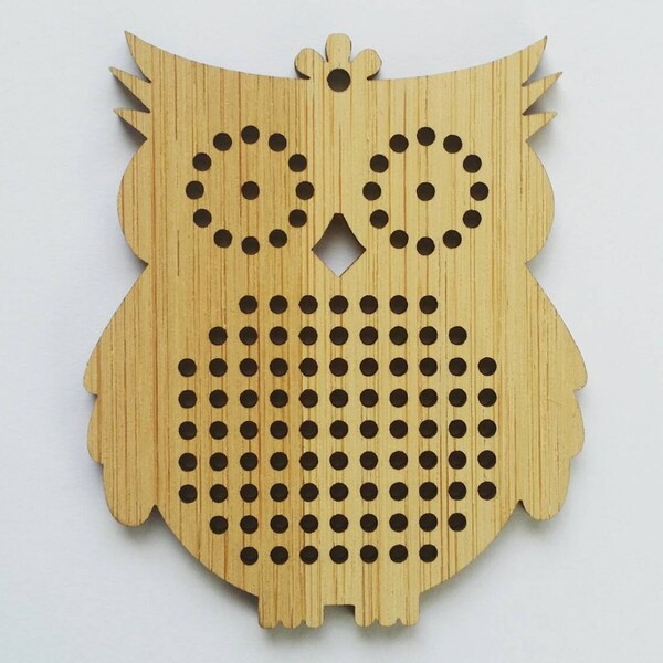 Buho de punto en blanco, de madera colgante en blanco, botón de collar de broche de aguja artesanal colgante cruz. Punto de Cruz DIY.