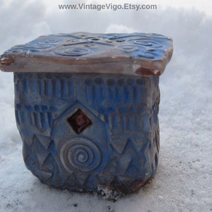 Vintage zeldzame blauwe tegel cottage pixie hut bijgebouw Mark Yasenchach trinket box art aardewerk ijs huis kabouter OOAK borst ring vak mozaïek hobbit