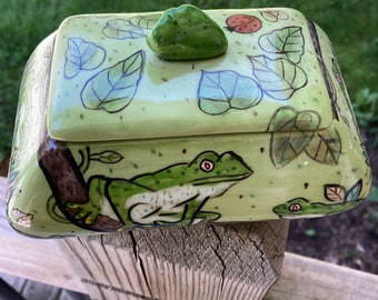 Vintage Ceramic Frog Trinket Box: Lily Pad Keepsake Dish
