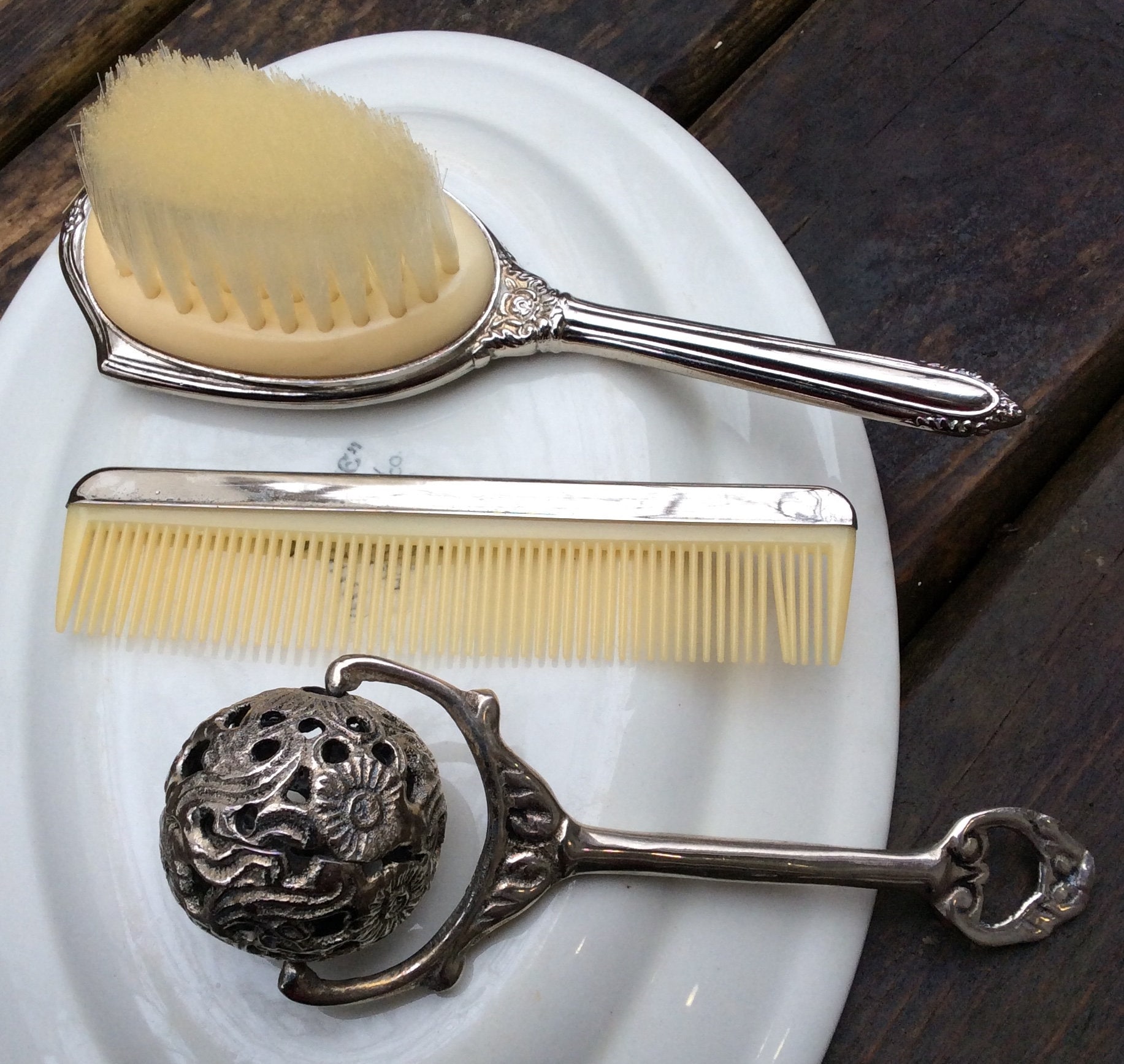 ANTIQUE BEBE SILVER 3点セット Vintage Baby Silver Plated Brush and Comb Set, Silver Lace Metal