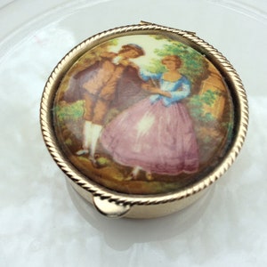 boîte à pilules vintage taille sac à main poison couple romantisme colonial doré métal rond boîtier victorien dame parade nuptiale meds compact