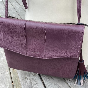 Bolso bandolera vintage de piel vegana Matt & Nat con correa ajustable en color morado, bolso de mano, cartera, borlas Y2K, accesorios de moda para el armario canadiense