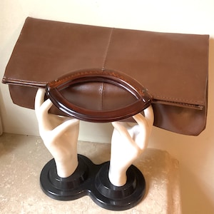Sac à main vintage des années 70 en vinyle marron chocolat mod sac à main rétro avec poignée en lucite sac à main à pli carré en écaille de tortue poignées de sac à main pour infirmières, cadeaux