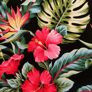Puede incluir: Un fondo negro con un estampado tropical que presenta flores de hibisco rosas y rojas, hojas verdes y flores de ave del para&iacute;so amarillas y rojas.