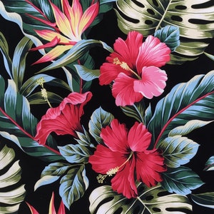 Puede incluir: Un fondo negro con un estampado tropical con flores de hibisco rosas y rojas, hojas verdes y una flor de ave del para&iacute;so amarilla.