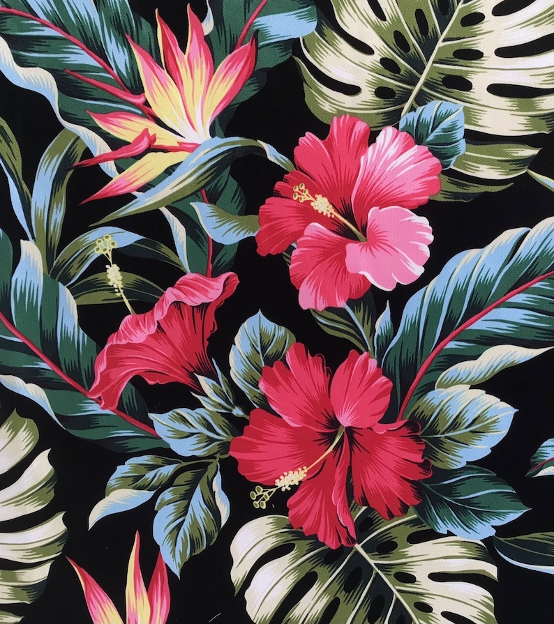 Puede incluir: Un fondo negro con un estampado tropical con flores de hibisco rosas y rojas, hojas verdes y una flor de ave del para&iacute;so amarilla.
