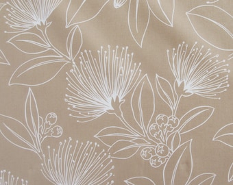 Tela con estampado de grandes flores de Lehua sobre fondo tostado, estilo tropical hawaiano a gran escala, disponible por medio metro o metro completo.