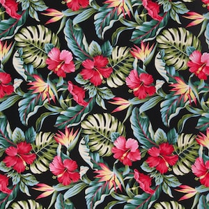 Puede incluir: Una tela negra con un patr&oacute;n repetido de flores de hibisco rojas, hojas verdes y flores de ave del para&iacute;so amarillas.