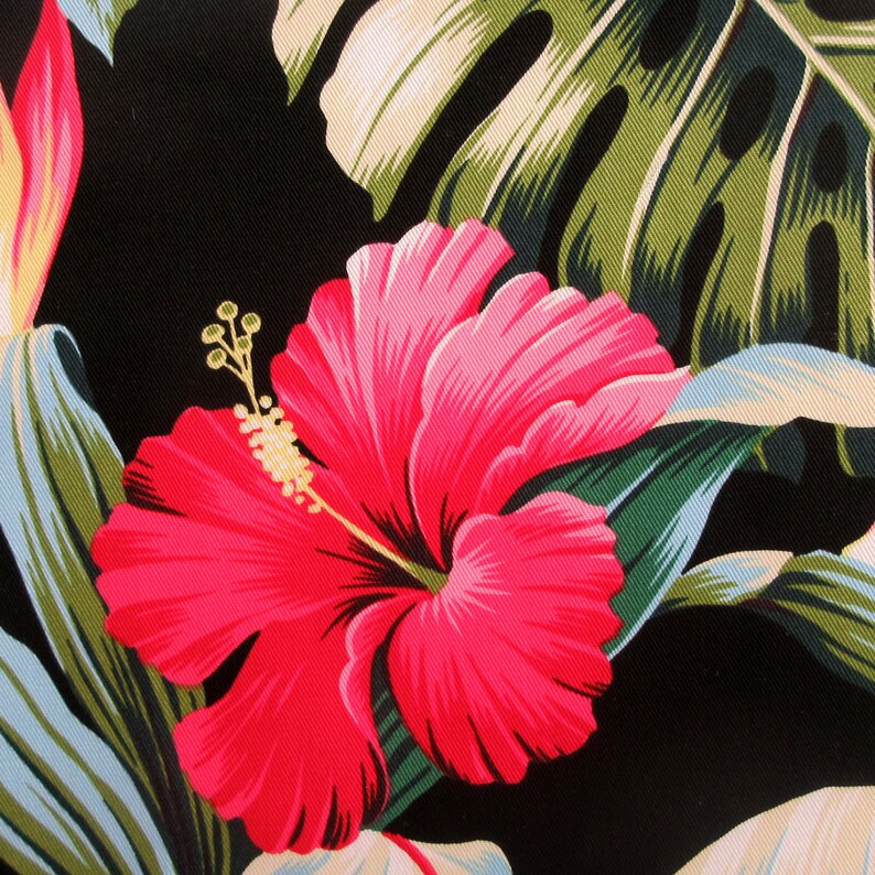 Puede incluir: Una flor de hibisco rosa vibrante con un centro amarillo, rodeada de hojas verdes sobre un fondo negro. La flor est&aacute; en plena floraci&oacute;n y tiene un toque tropical delicado.