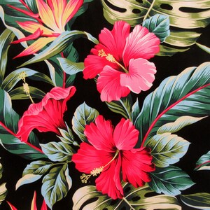 Puede incluir: Un fondo negro con un estampado tropical con flores de hibisco rosas y rojas y hojas verdes.