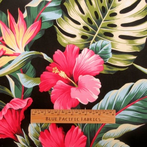 Puede incluir: Tela negra con estampado tropical con flores de hibisco rosas, hojas verdes y una regla que dice "BLUE PACIFIC FABRICS".