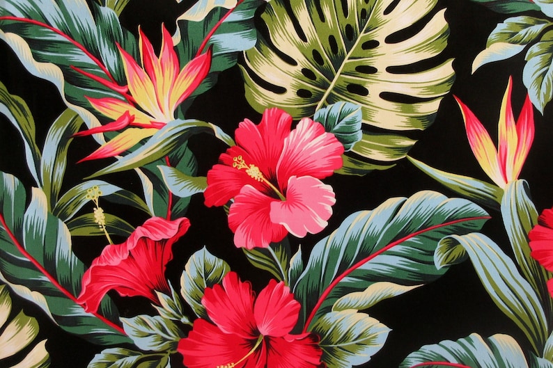 Puede incluir: Un fondo negro con un estampado tropical que presenta flores de hibisco rosas y rojas, hojas verdes y flores de ave del para&iacute;so amarillas y rojas.