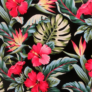 Puede incluir: Un fondo negro con un estampado tropical que presenta grandes hojas verdes, flores de hibisco rosas y flores de ave del para&iacute;so amarillas.
