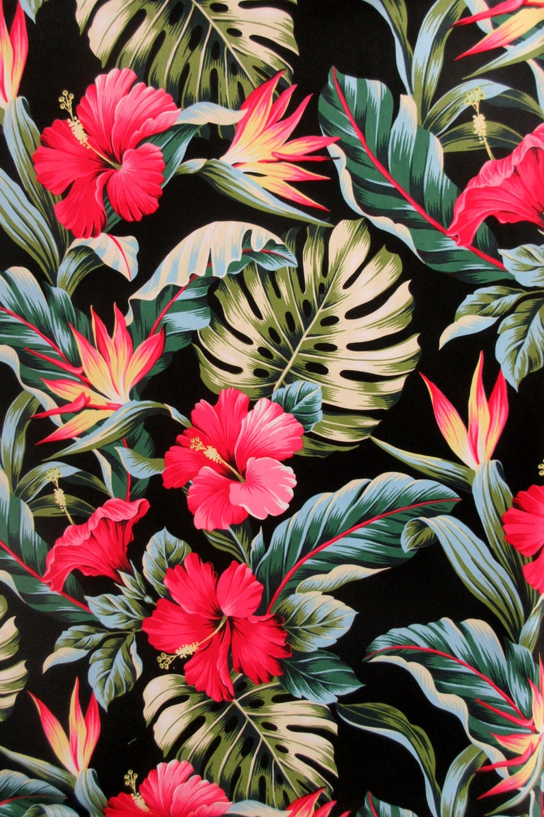 Puede incluir: Un fondo negro con un estampado tropical que presenta grandes hojas verdes, flores de hibisco rosas y flores de ave del para&iacute;so amarillas.