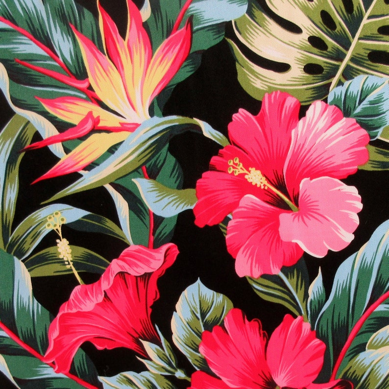 Puede incluir: Una tela de estampado tropical con flores de hibisco de color rosa brillante, flores de ave del para&iacute;so amarillas y rojas y hojas verdes sobre un fondo negro.