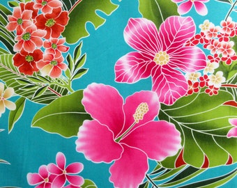 Op de afbeelding: Een turquoise achtergrond met een tropische bloemenprint met roze hibiscusbloemen, roze frangipani-bloemen en groene bladeren.