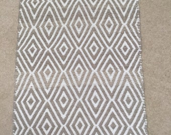 Handgemachte Chindi Teppich, Vegan, Teppich. 24"x34" beige /weiß /muster