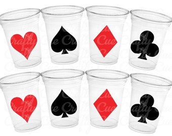Può includere: Otto bicchieri di plastica trasparente con disegni di semi di carte da gioco rossi e neri. I semi sono cuori, picche, quadri e fiori.