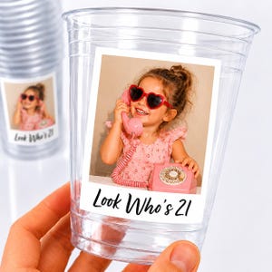 ¡Mira quién cumple 21! Vasos personalizados con foto, vasos personalizados para cumpleaños número 21 con foto, recuerdos para fiestas de cumpleaños número 21, ¡Por fin 21!, estilo retro, envío rápido.