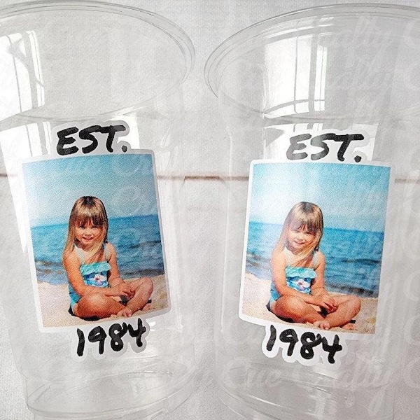 Personalisierte Plastikbecher für Partys zum 21., 30., 40. und 50. Geburtstag – auch als Vintage-Motiv erhältlich.