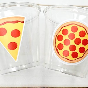 Peut inclure: Deux gobelets en plastique transparent avec des autocollants sur le th&egrave;me de la pizza. Un gobelet a une part de pizza avec du pepperoni, l'autre a une pizza enti&egrave;re avec du pepperoni.