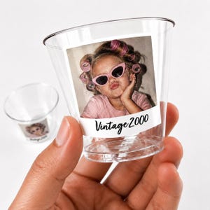 Vasos de chupito personalizados de 148 ml (5 oz) para cócteles de plástico: añade tu foto y texto para fiestas de cumpleaños, despedidas de soltera y soltero.