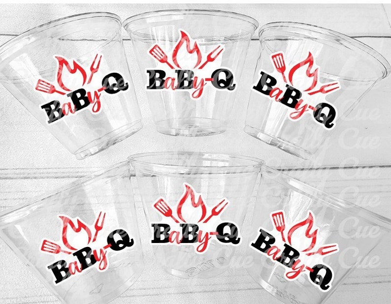 Op de afbeelding: Zes doorzichtige plastic bekers met rode en zwarte vinyl stickers waarop "BaBy-Q" staat met een vlam en grillgereedschap ontwerp.