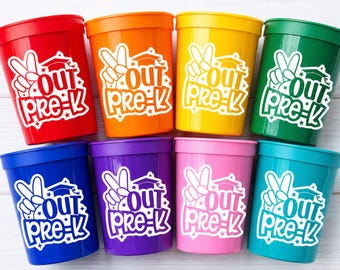 Puede incluir: Ocho vasos de plástico de colores en rojo, naranja, amarillo, verde, azul, morado, rosa y turquesa. Cada vaso tiene un gráfico blanco con un signo de la paz, un birrete y las palabras "OUT PRE-K".