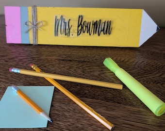 Crayon de décoration personnalisé pour bureau d'enseignant | Plaque nominative personnalisée pour enseignant | Cadeau de remerciement pour enseignant | Organiseur de bureau pour classe | Gi pour la rentrée