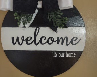 Round Wood Welcome wreath