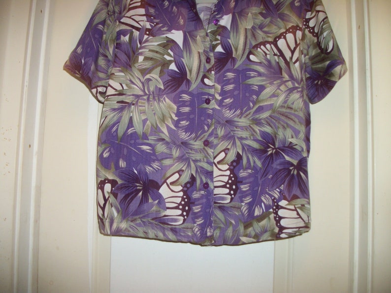 TROPICAL BUTTERFLY DELIGHTS Pretty Purple Green White Rayon Blouse M
