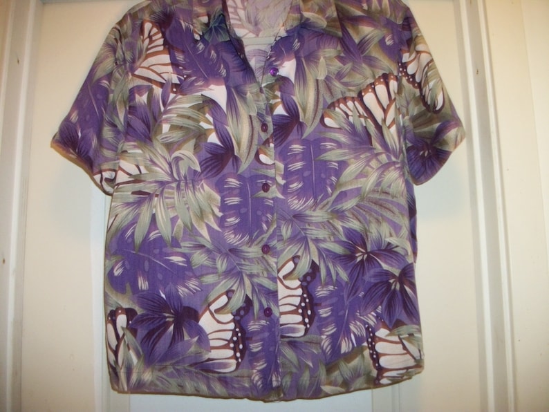 TROPICAL BUTTERFLY DELIGHTS Pretty Purple Green White Rayon Blouse M