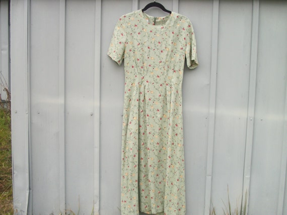 a Pretty, Pretty 90s Size 6 Long Green Tiny Flower