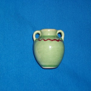 TINY GREEN URN, with Zig Zag & handles