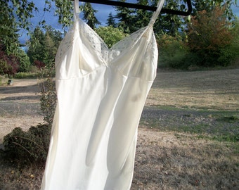 Pretty Retro Creamy White VANITY FAIR SLIP w Delicate Lace,  34 Small
