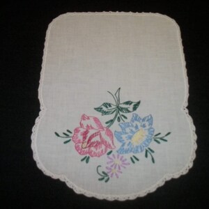 1940s VINTAGE small Cotton EMBROIDERED FLORALS Doily, Pretty Colors, Lace Edges