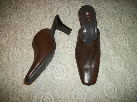 Mules Nicole Miller En Cuir Marron Avec Nœuds - Taille US 8 / 8.5 - Talon Moyen, Neuves Sans Boîte