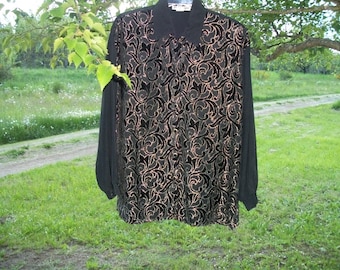 Blusa o camisa vintage de los años 80, bonita, de satén negro con apliques dorados plateados, hilos de cinta y flores de terciopelo negro en espiral, hombreras, mediana