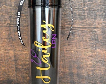 Personalisierte Tumbler Name Job Titel Hobby Tumbler mit Stroh personalisierte Acryl Wasser Flasche hoch dünne Tumbler Customized 16oz