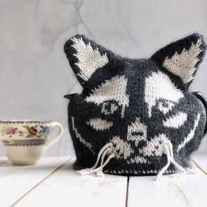 knitted cat face tea cosy in grey and white