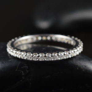 Ariel Diamant Eternity Band Ehering, Rund brillant geschliffene Diamanten, 1,9mm breit, geteilte Zinke, Klassisches Design, Kostenloser Versand Bild 2