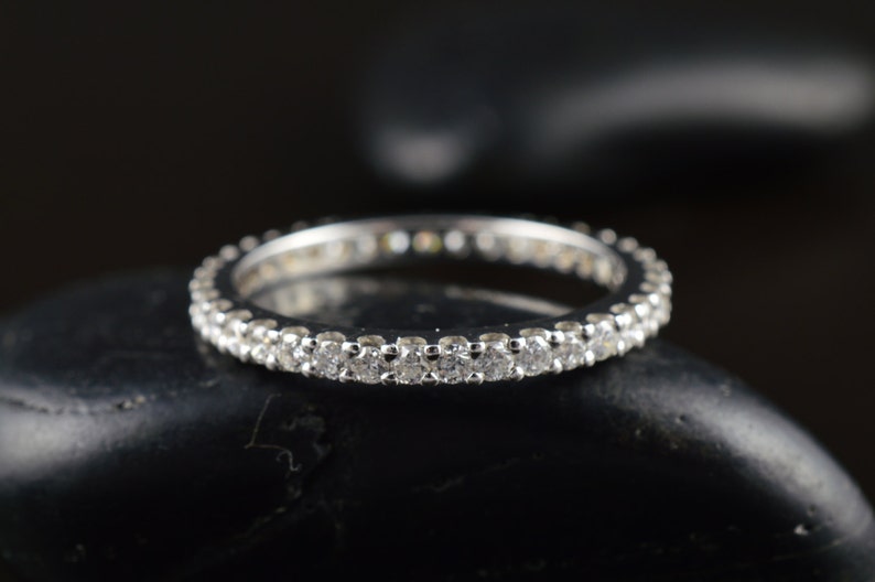 Ariel Diamant Eternity Band Ehering, Rund brillant geschliffene Diamanten, 1,9mm breit, geteilte Zinke, Klassisches Design, Kostenloser Versand Bild 2