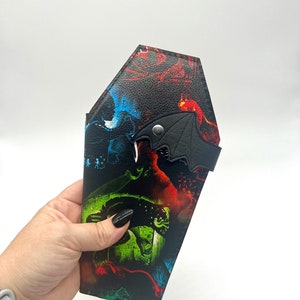 Iluminaciones Iconos de terror Cartera de ataúd de vinilo con ala de murciélago, regalo de bruja, cartera gótica, monstruos clásicos