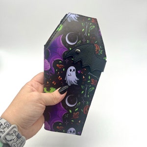 Fall Frights Bat Wing Coffin Wallet, Cartera de vinilo, Regalo de bruja, Cartera gótica