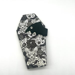 Cartera de ataúd de ala de murciélago, vinilo de calavera de azúcar de gato azul marino y blanco, regalo de bruja, billetera gótica, billetera de Halloween todos los días